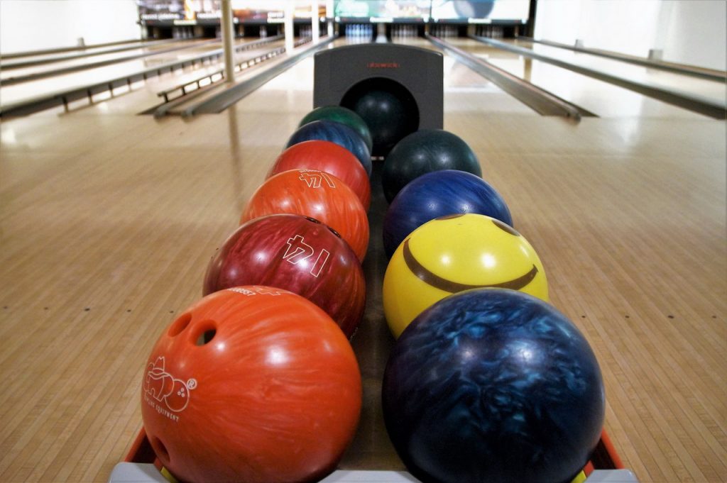 Multiple bowling balls in the return system - Post Picture for Top 10 Best Bowling Balls for Left Handers